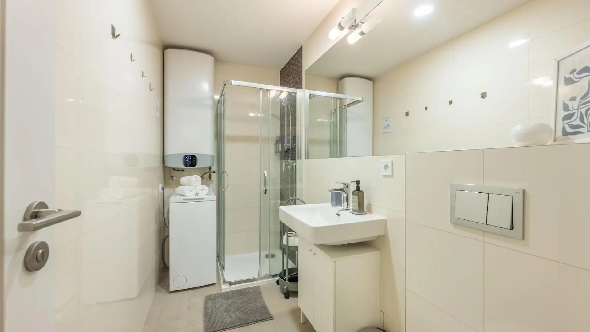 Hly - Newly Designed Apt With Big Promo! براغ